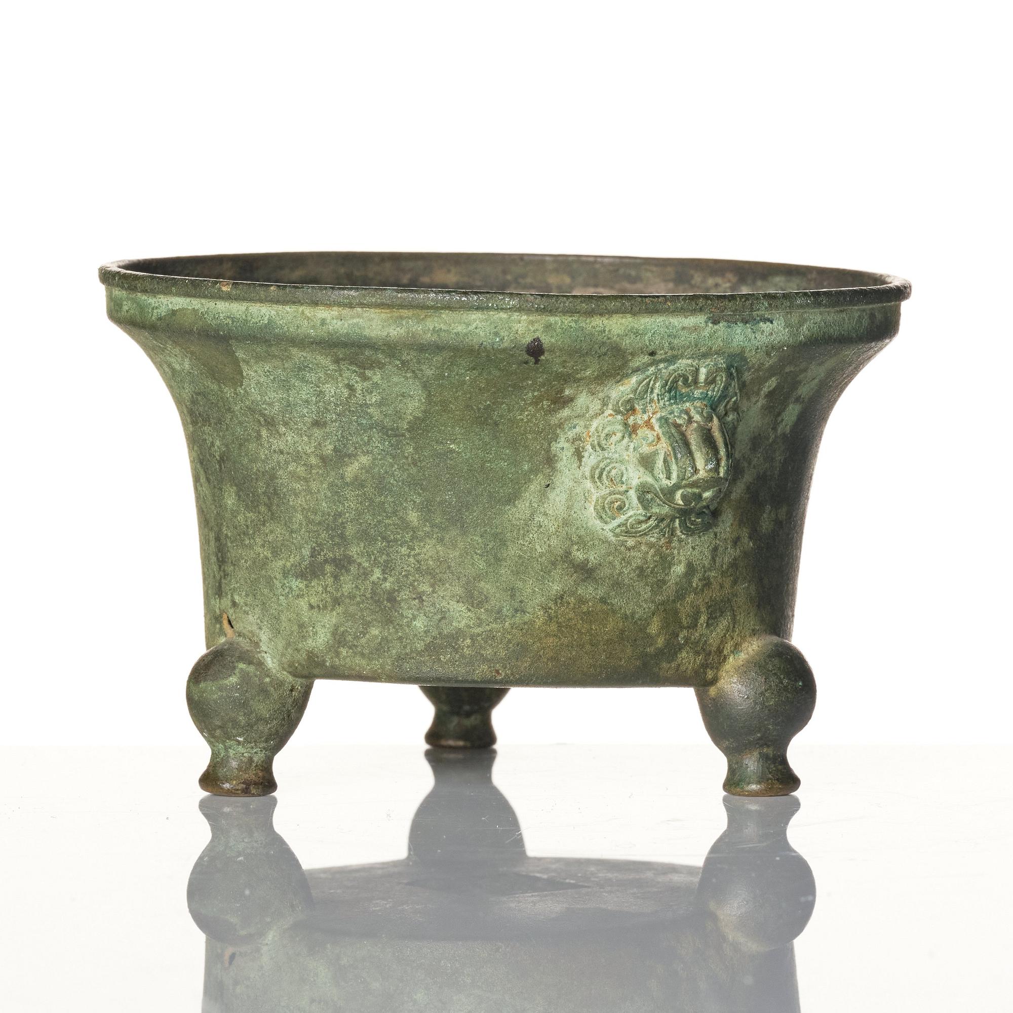 A bronze tripod censer, 17th/18th century.