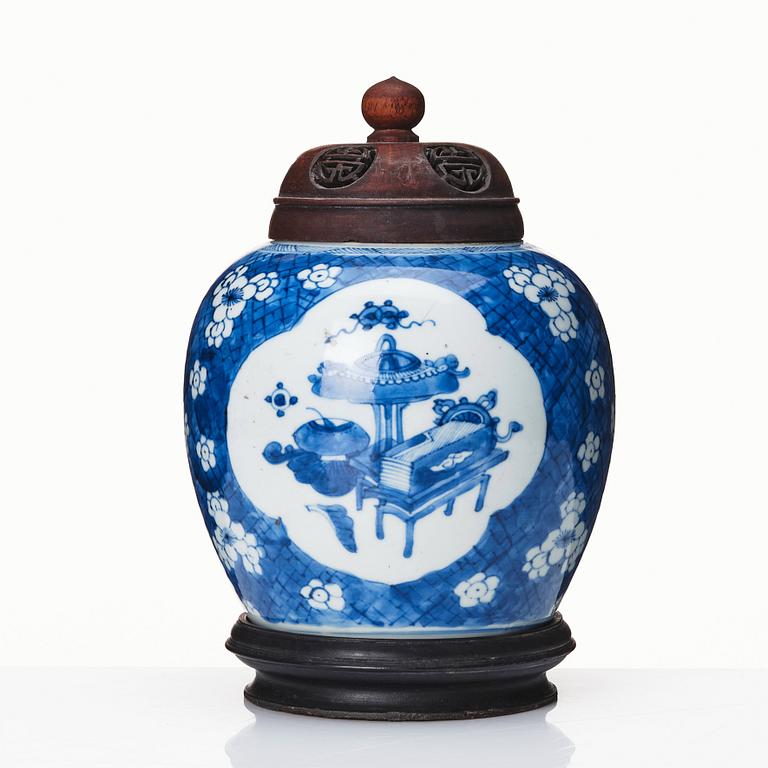 A blue and white jar, Qing dynasty, Kangxi (1662-1722).