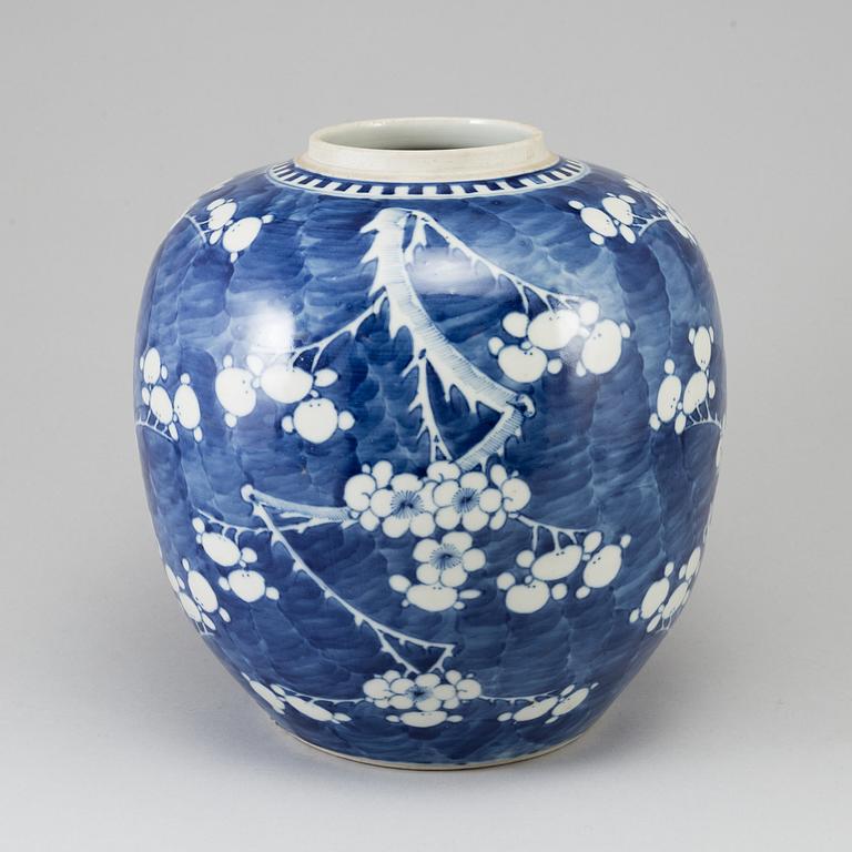 A large blue and white jar, Qing dynasty, 19th Century.