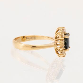 Ring 18K gult guld med en ovalt slipad safir och runda briljantslipade diamanter.