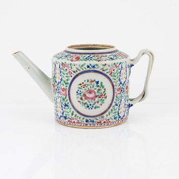 A famille rose tea pot without cover, Qing dynasty, early 19th Century.