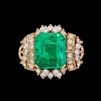 74. RING, trappslipad smaragd, ca 5 ct, med briljantslipade diamanter, tot. ca 1.20 ct.