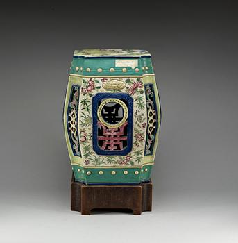 An 'enamel on copper' imitating ceramic garden seat, Qing dynasty, ca 1800.