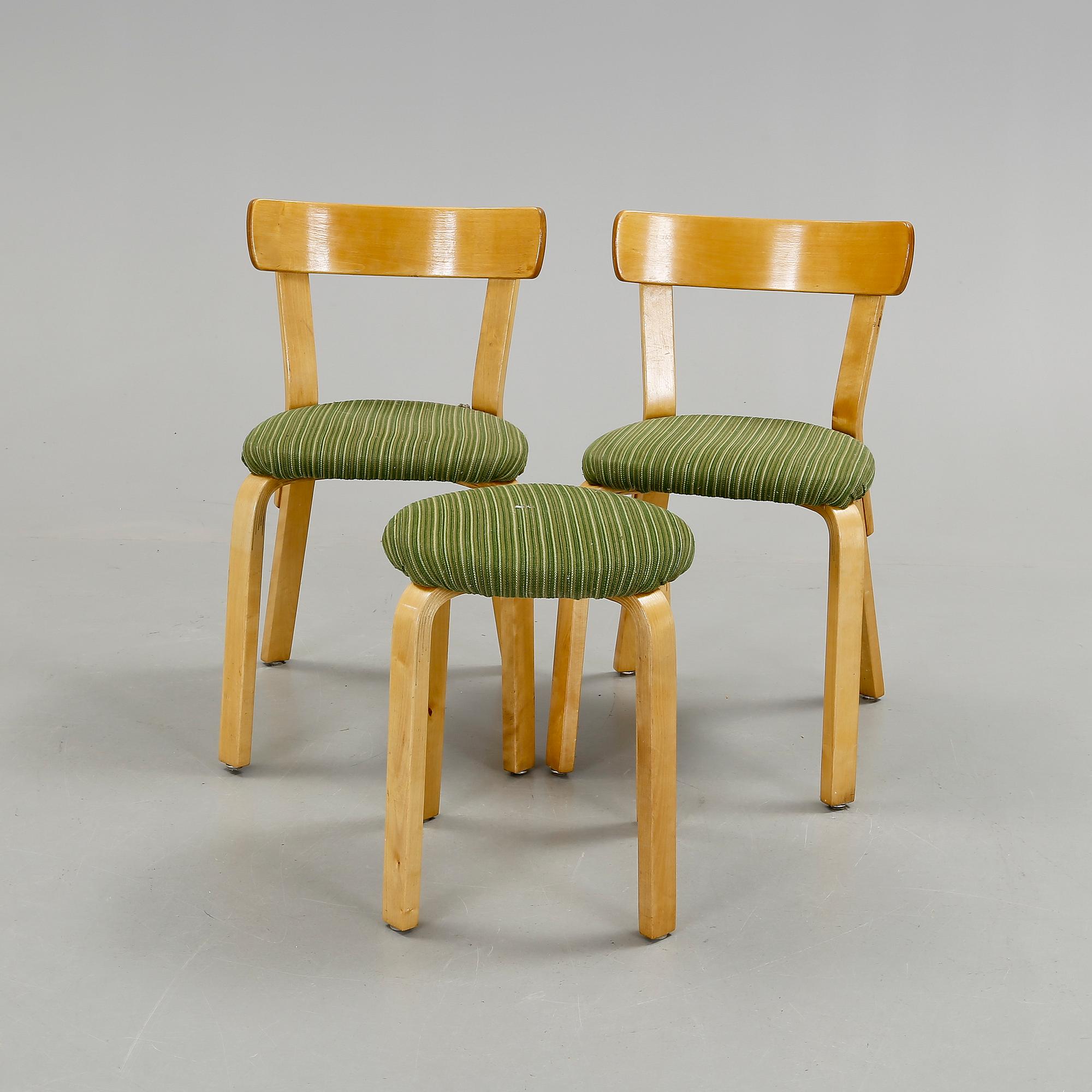 STOLAR, ett par samt PALL , modell 69, Alvar Aalto, Artek, 1900-talets andra hälft.