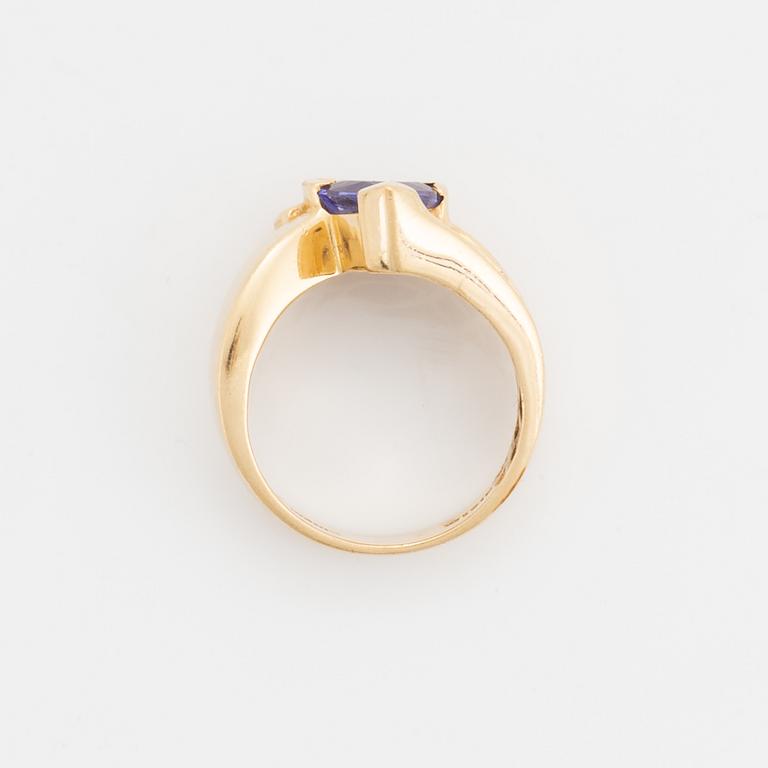 Brilliant-cut diamond and tanzanite ring.
