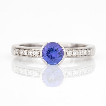 RING med blandslipad tanzanit och diamanter.