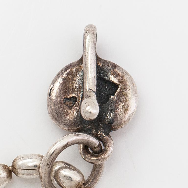 Kirsti Doukas, Halsband, 2 st och ett par örhängen, sterlingsilver och odlade pärlor. Kalevala koru, Helsingfors.