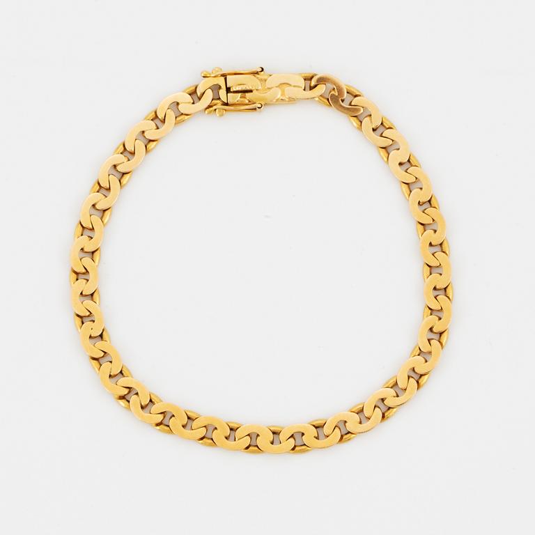 18K gold bracelet.