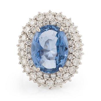 An 18K white gold Engelbert ring set with a sapphire and round brilliant-cut diamonds.