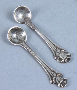 KRYDDSTÄLL samt SKEDAR, 2 st, silver, importstämplar.