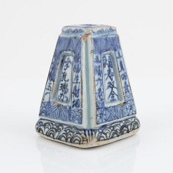 A Chinese blue and white porcelain joss stick holder, Qing dynasti, 19th century.
