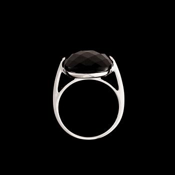 RING, 18K vitguld, fasettslipad onyx. Italienska stämplar. Vikt 5,8 g.