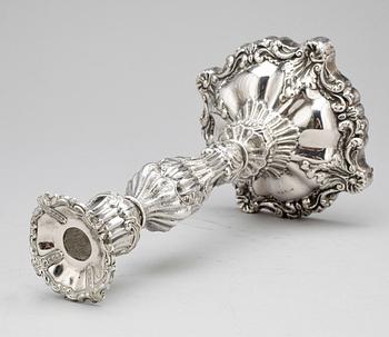 LJUSSTAKAR, ett par, silver, nyrokoko. Gustaf Möllenborg, Stockholm, 1845.