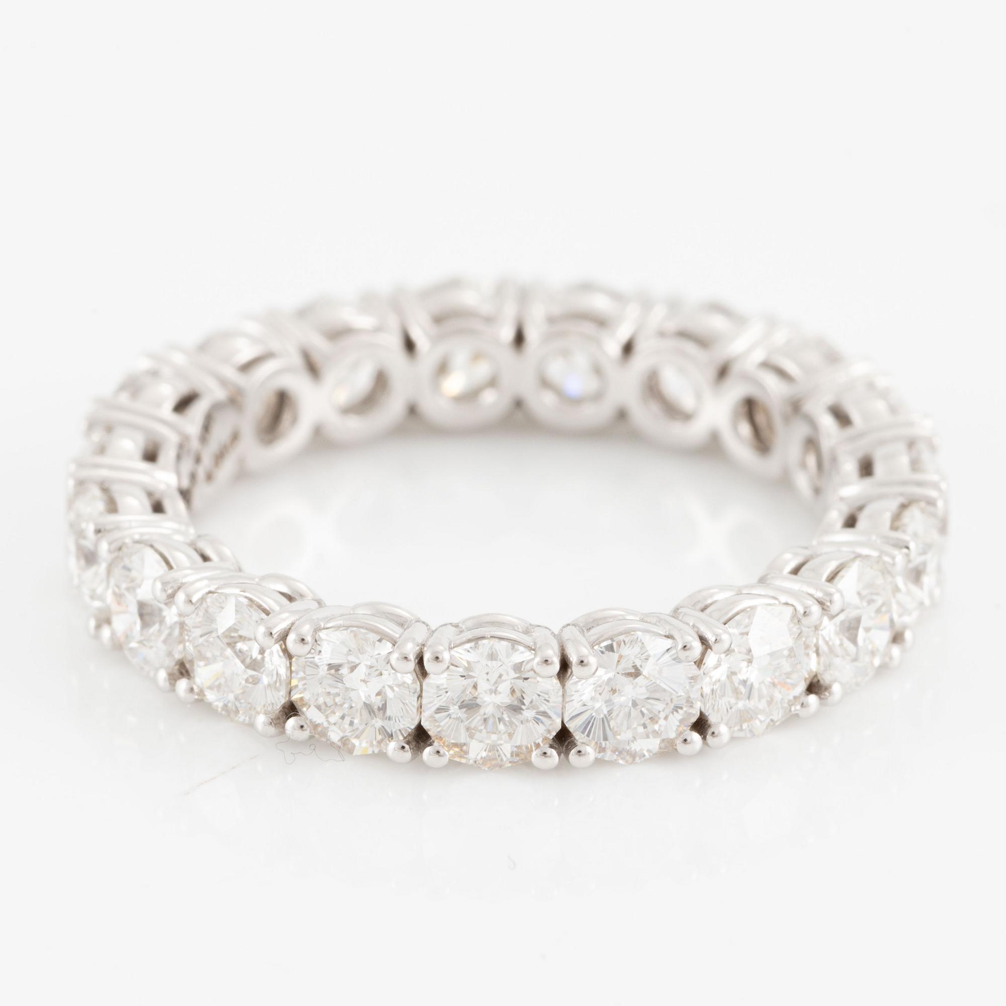 Ring, full eternity, 18K white gold set with fancy-cut diamonds.