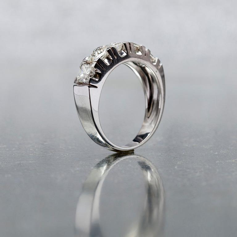 RING, vitguld 14K, 5 st princesslipade diamanter, tot. 1,63 ct. Paino 4,45 g.