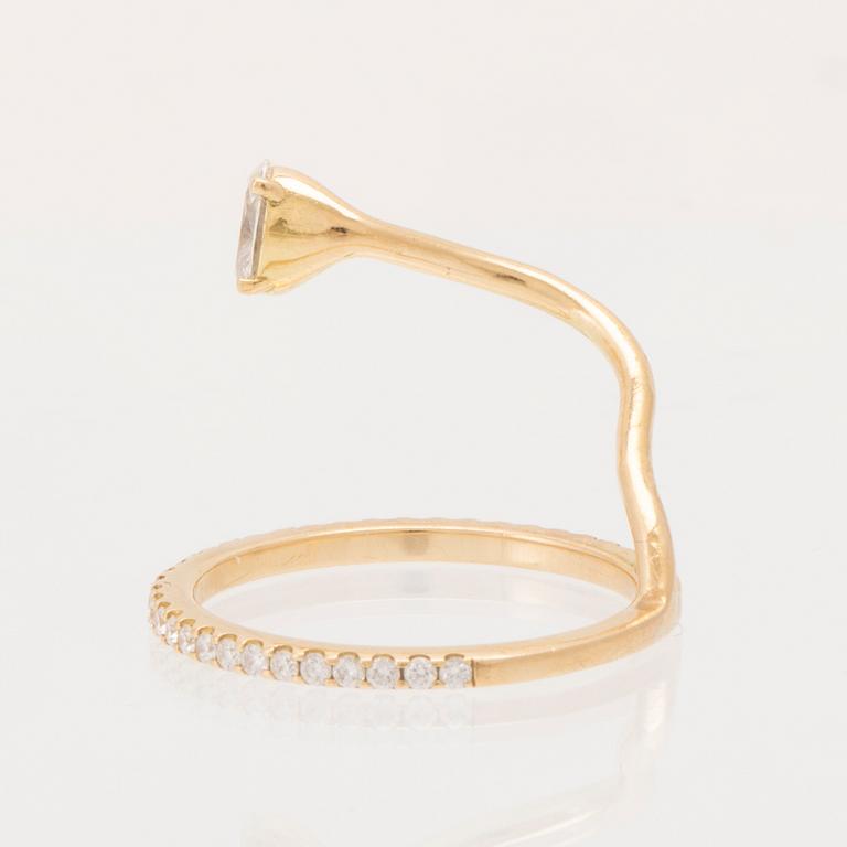 LWL Jewelry ring 18K guld med en ovalt slipad samt runda briljantslipade diamanter.