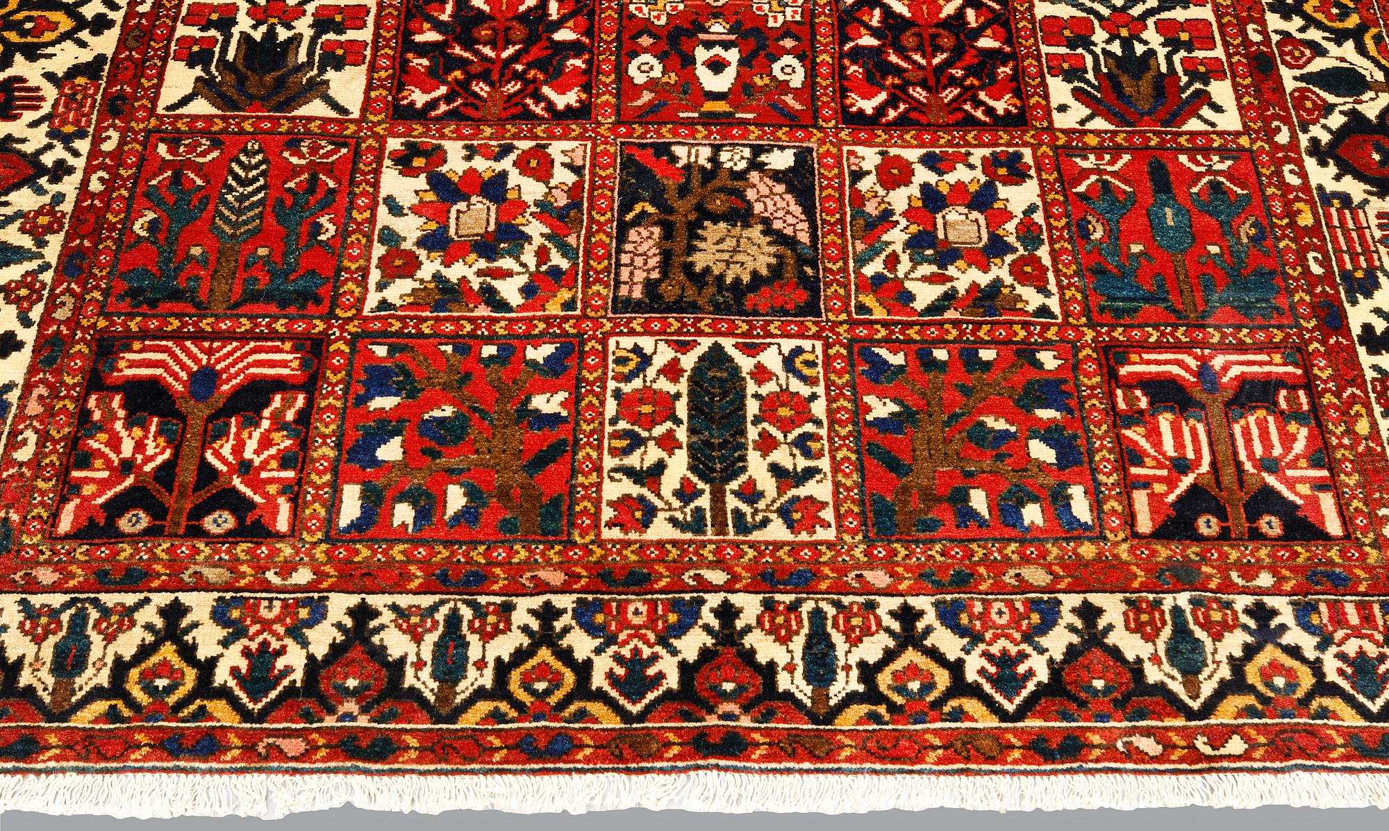 A Baktiari carpet, approx. 313 x 170 cm.