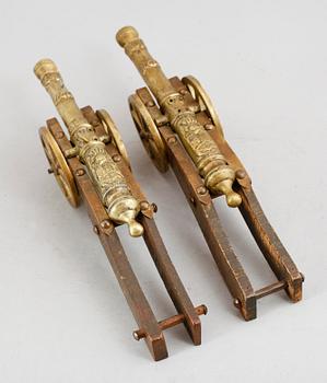 BORDSKANONER, 1 par, mässing, 1900-talets första hälft.