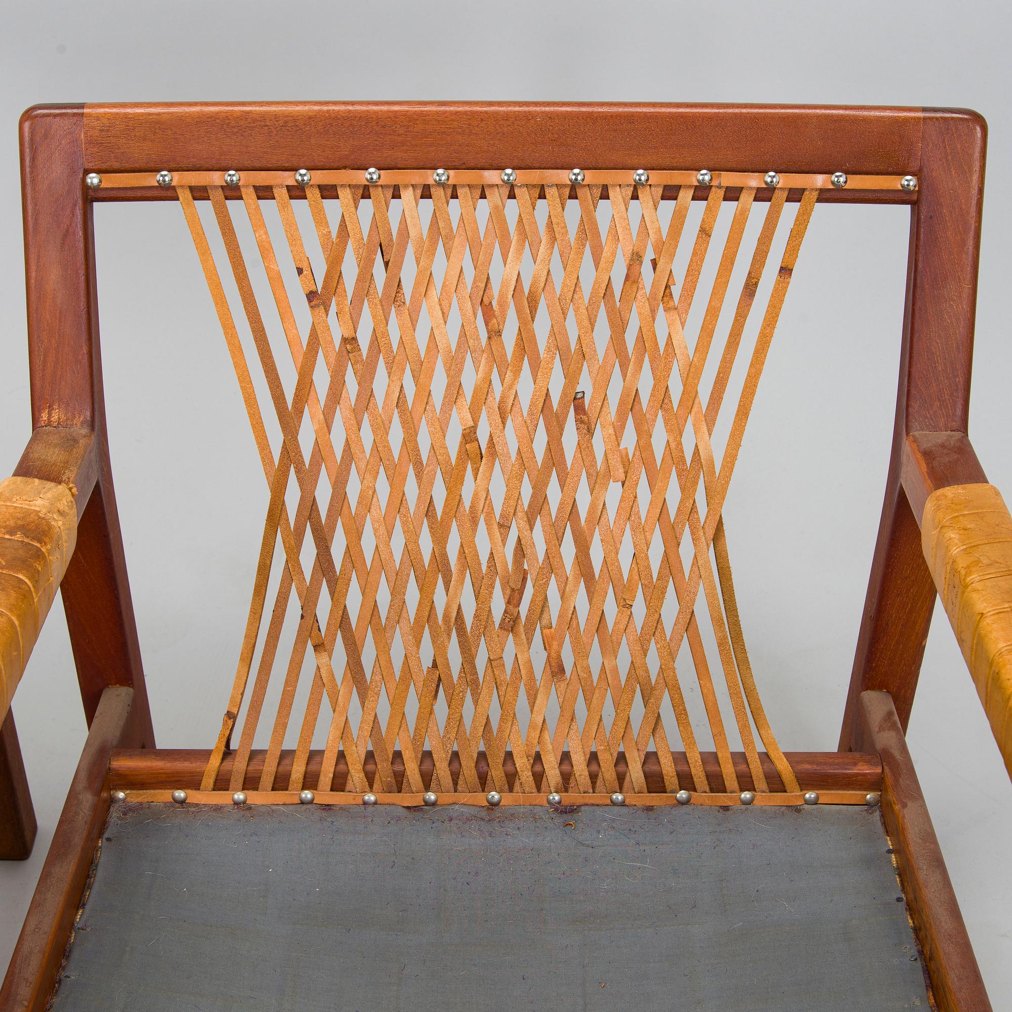 Carl Gustaf Hiort af Ornäs, Nojatuolipari, "Rialto", Puunveisto Oy - Träsnideri Ab, 1900-luvun puoliväli.