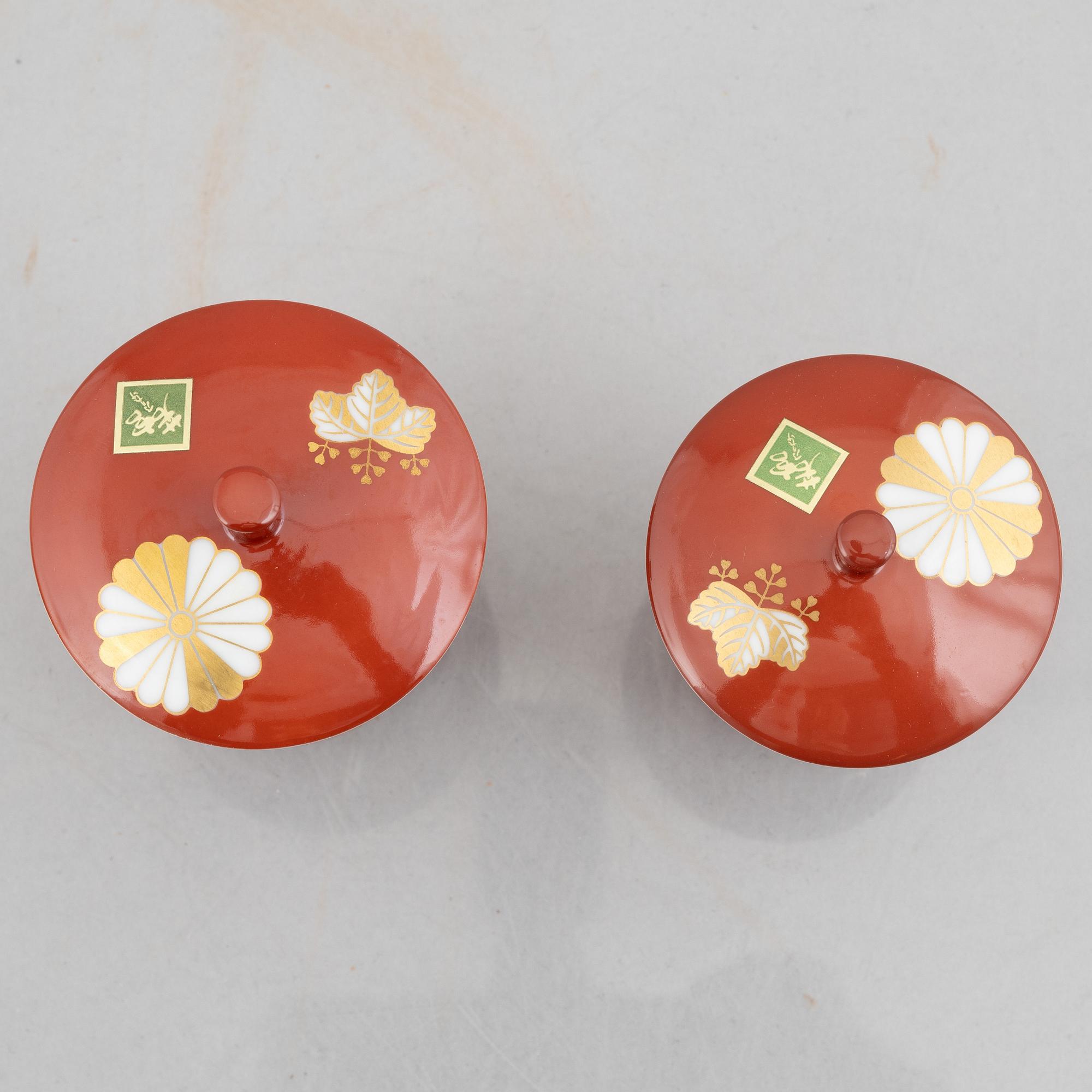 A pair of Japanese porcelain cups with covers, Noritake, 20th century.