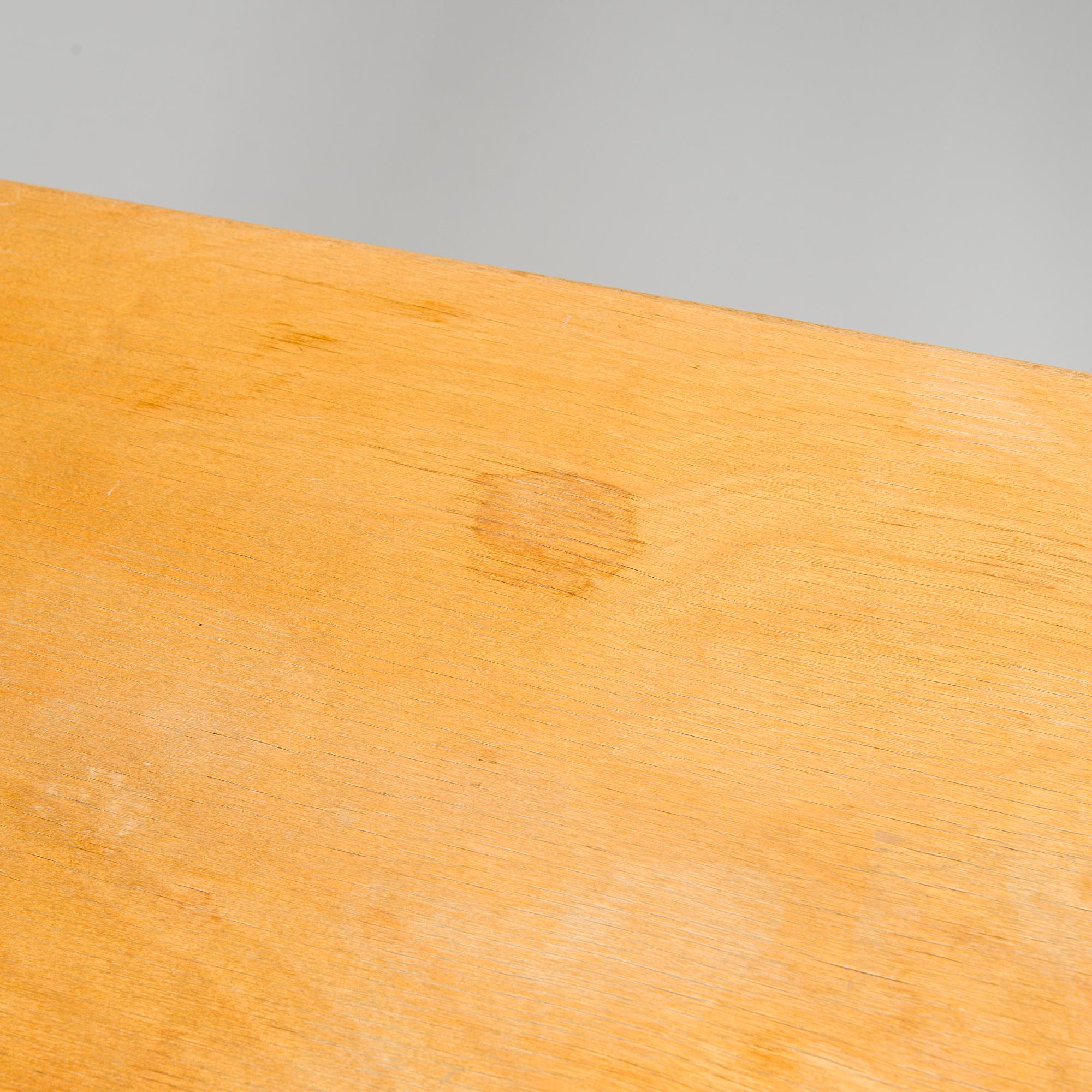 Alvar Aalto, skrivbord, "K81" för O.Y. Huonekalu-ja Rakennustyötehdas A.B. 1900-talets mitt.