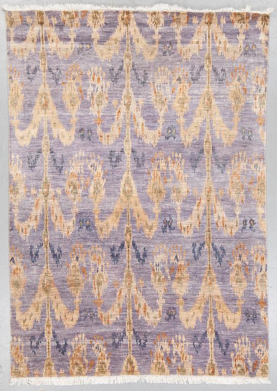 Matta, Indien, ull samt sk bambusilke, ca 237 x 167 cm.
