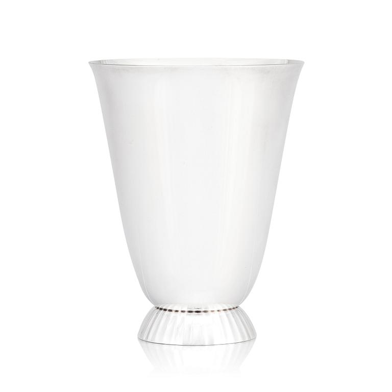 Sigvard Bernadotte, vas, Firma Georg Jensen, Köpenhamn efter 1945, design nr 823, sterling.
