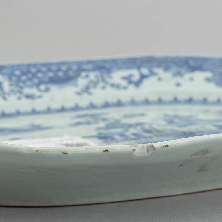 A blue and white serving dish, Qing dynasty, Qianlong (1736-95).