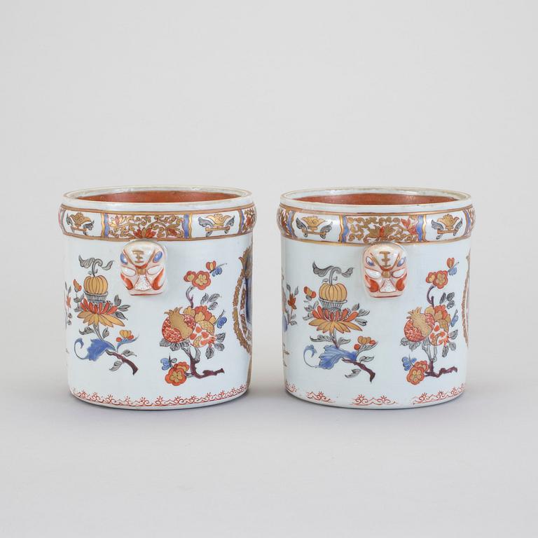 VINKYLARE, ett par, porslin, Samson, Frankrike, omkr 1800.