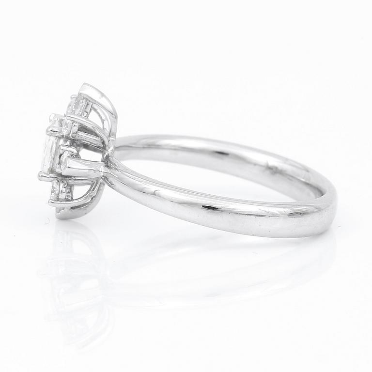 RING, 18K vitguld med rosenslipad diamant 0,33 ct och markis samt briljantslipade diamanter tot ca  0,34 ct. Vikt 4,53 g.