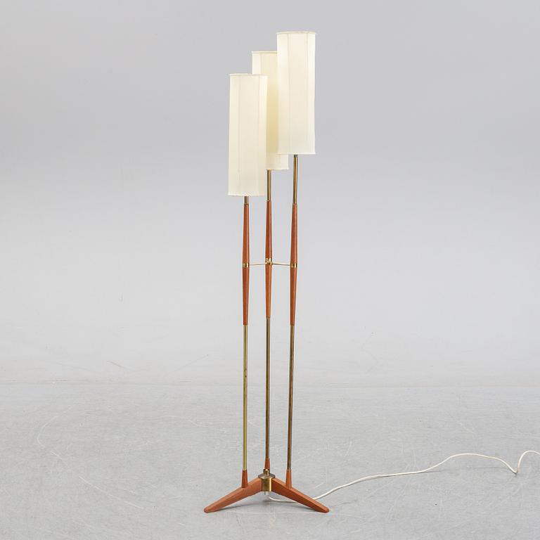 A wood and brass floor lamp from  Möllers Armaturer, Eskilstuna, mid 20th century.