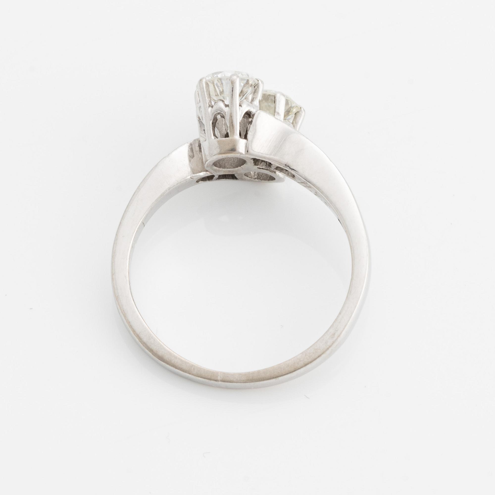 Ring 18K vitguld med två runda briljantslipade diamanter.