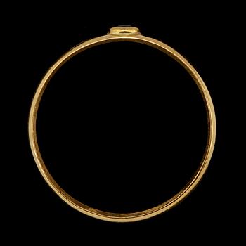 RING, 20k guld med fasettslipad blå safir, CJ Häggström, Visby, 1911. Vikt 4 g.