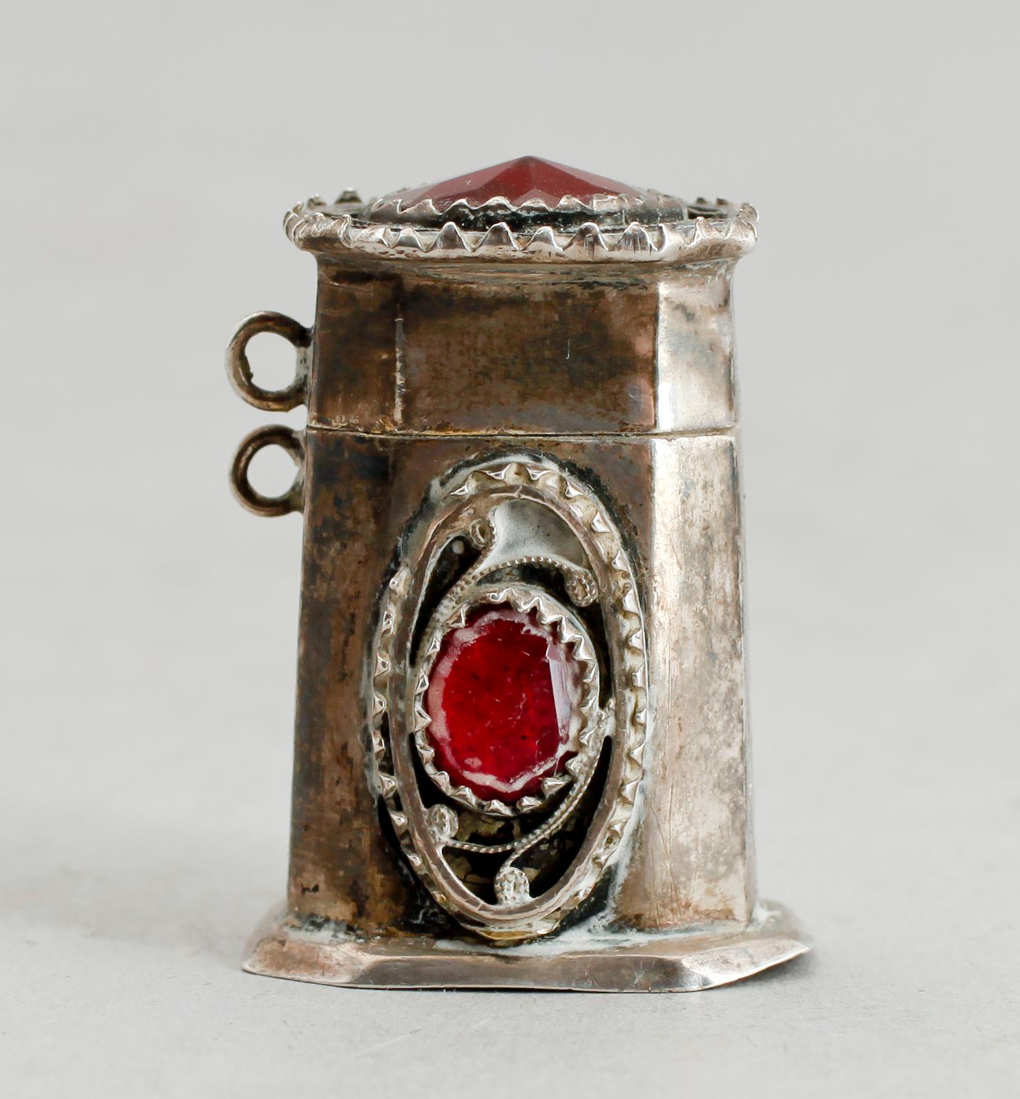 DOSA, silver, sannolikt Alexander Magnus Lundström, Visby 1803-1851. Vikt ca 23 g.