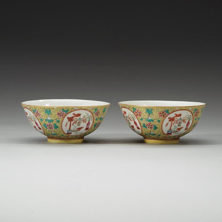 A pair of yellow ground bowls, late Qing dynasty (1644-1912).
