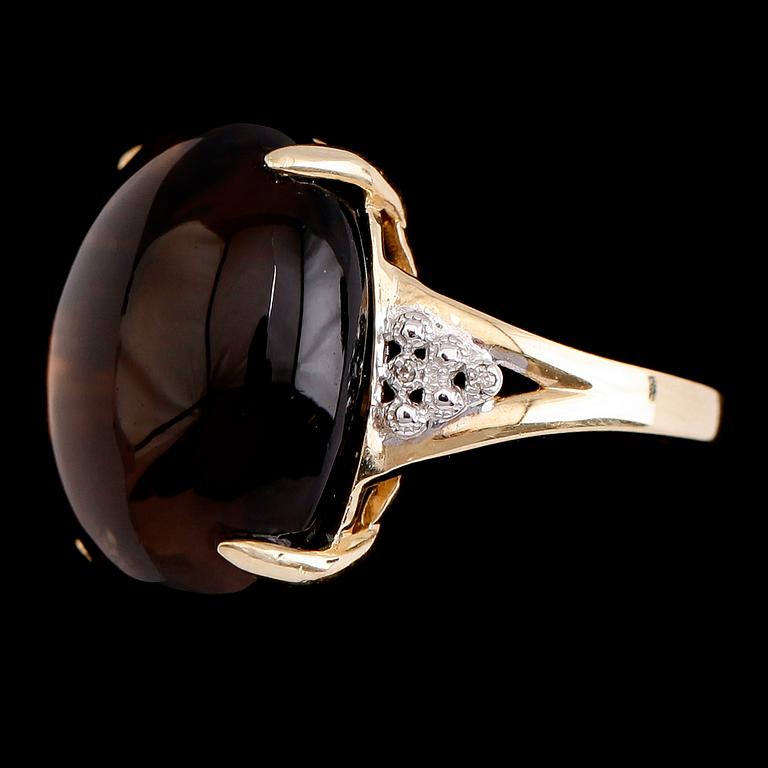 RING, 10 k guld, cabuchonslipad bruntonad kvarts, mindre briljanter.