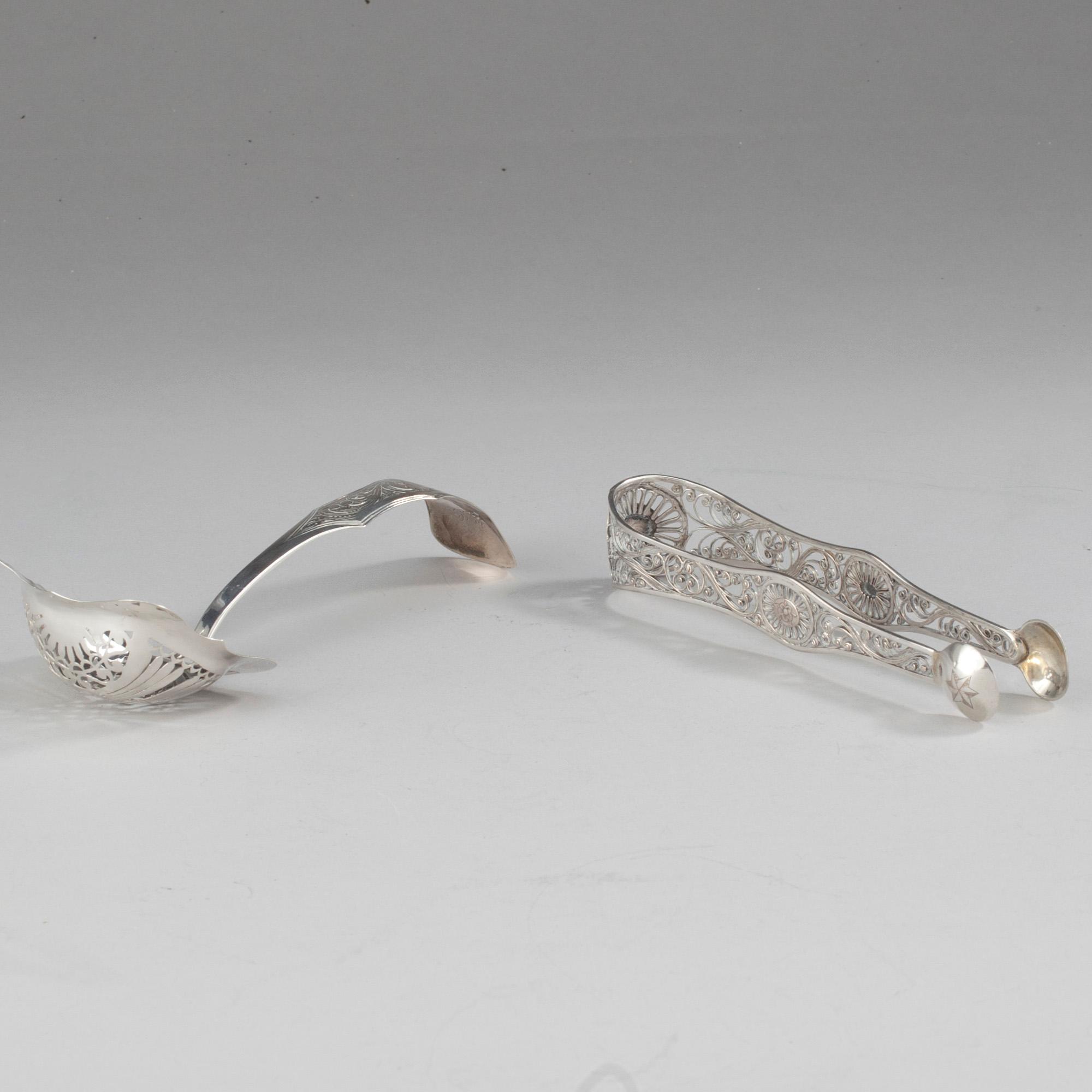 SOCKERTÅNG, silver, H. Kaksonen, Helsingfors 1926 och STRÖSKED, silver. Tot. vikt 80 g.