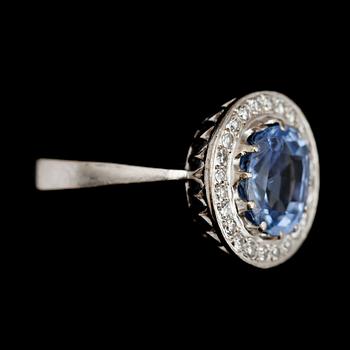 RING, 18 k vitguld, ljusblå safir 4,72 ct samt brljanter.