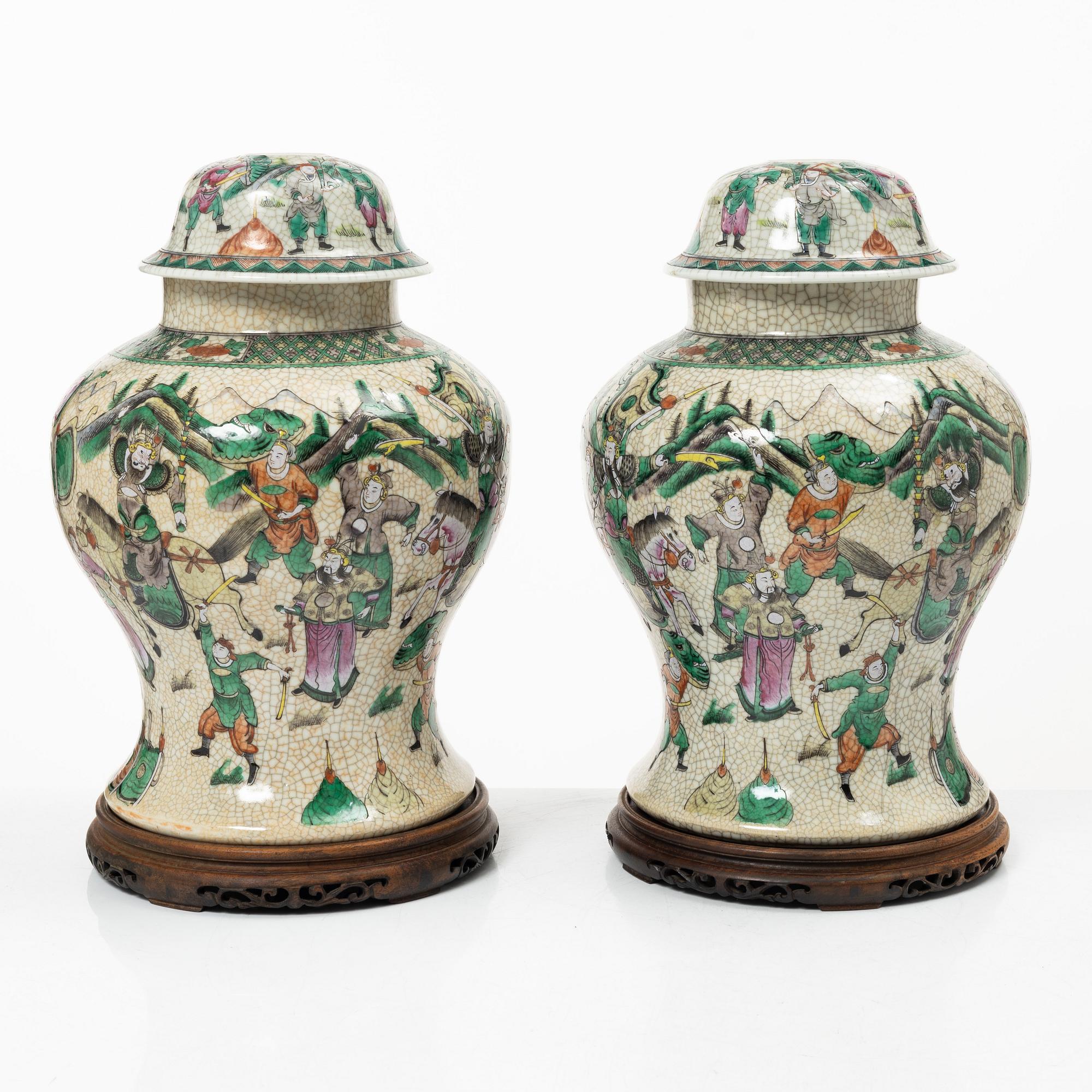 Urnor, ett par, Kina, Qingdynastis slut/omkring år 1900.