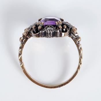 RING, 18k guld, med smaragdslipad ametist, ca 1,82 ct, och små diamanter K &E Carlson, Göteborg, 1939. Vikt ca 4,77 g.