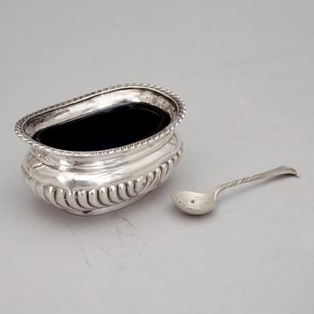 STRÖARE samt SALTKAR, 5 delar, silver, GAB, Stockholm, 1944. Tot vikt ca 258 gram.