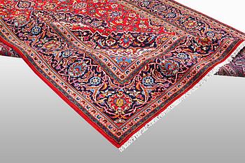 A carpet, Kashan, ca 354 x 251 cm.