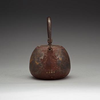 TEKANNA med LOCK, järn. Japan, Meiji (1868-1912).