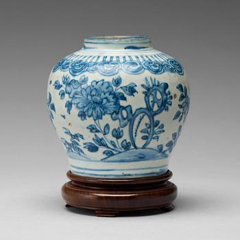 709. A blue and white jar, Ming dynasty, Wanli (1572-1620).