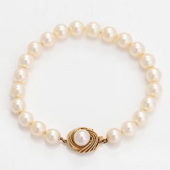 A cultured pearl necklace and bracelet, clasp in 14K gold.