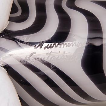 KERTTU NURMINEN, LASIVEISTOS, signeerattu K. Nurminen Nuutajärvi.