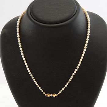 Pearl necklace, cultured pearls, clasp in 18k gold.
