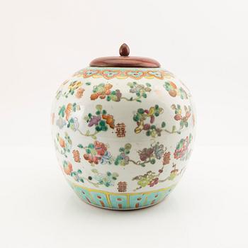 A Chinese jar, 20th Century.