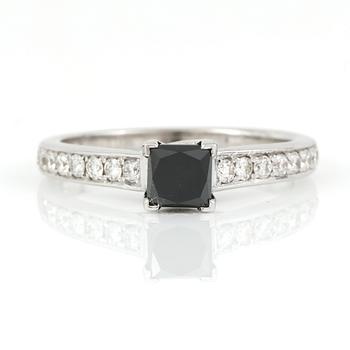 RING, 18K vitguld med svart trappslipad diamant 0,76 ct och briljantslipade diamanter tot ca 0,34 ct. Vikt 3,60 gram.