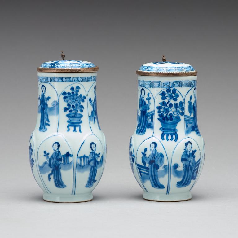 A pair of blue and white tankards, Qing dynasty, Kangxi (1662-1722).